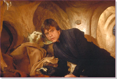 Luke peiker med foten til Yoda