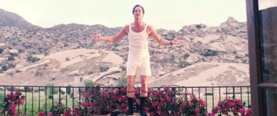Jack Conrad (Brad Pitt), berre i undertøyet, har klatra opp på terrassebordet.