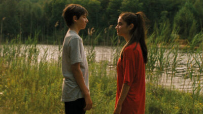 Bastien (Joseph Engel) og Chloé (Sara Montpetit) ved innsjøen ein sommardag.