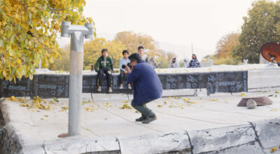 Fotograf og filmskapar Jafar (Jafar Panahi) tar bilete av ungane i nabolaget.