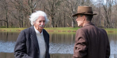 Oppenheimer (Cillian Murphy) pratar med Einstein (Tom Conti) ved ein dam.