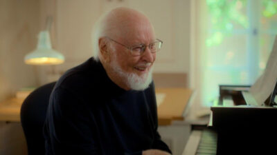 John Williams ler ved pianoet sitt